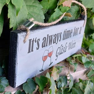 Weinschild mit Spruch &quot;It&#39;s always time for a Gläsle Wein&quot; - witzig - lustiges Weingeschenk -(229)