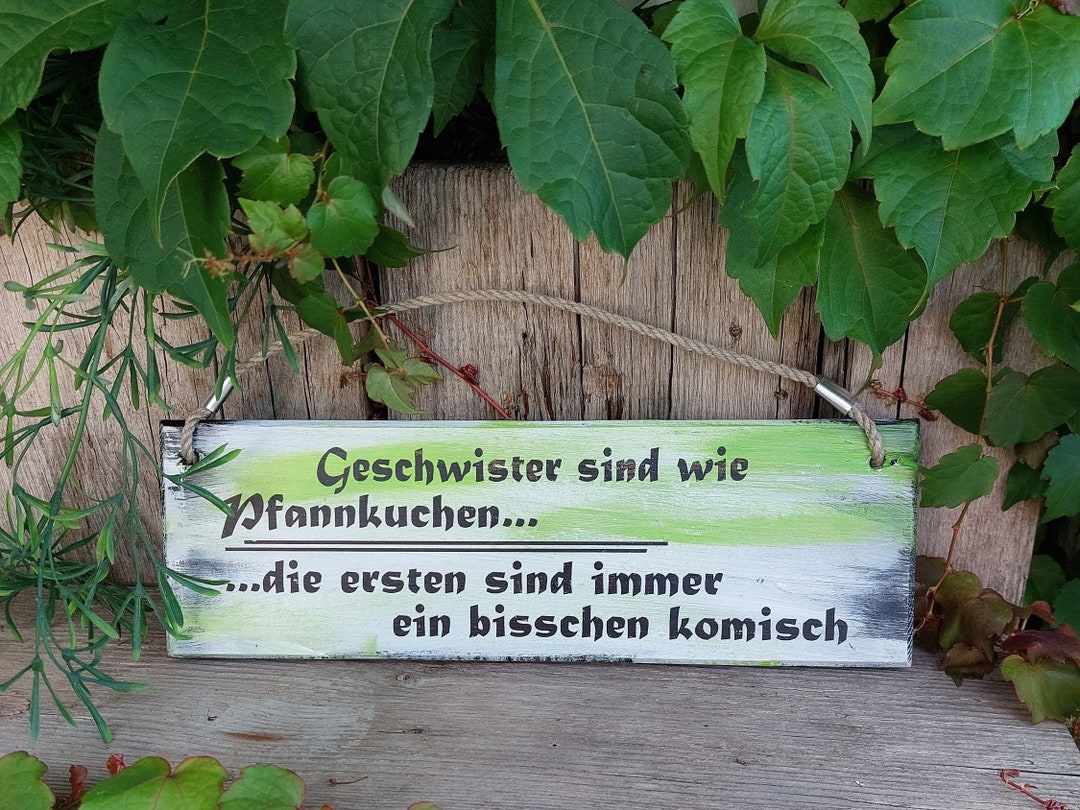 Holzschild mit Spruch Geschwister sind wie Pfannkuchen witziges Geschenk für Bruder und