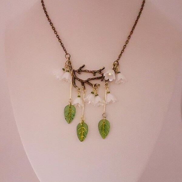 Collier artisanal, chaîne métal bronze, pendentif fleurs de muguet et feuilles vertes. Bijou fête des mères, cérémonie, été.