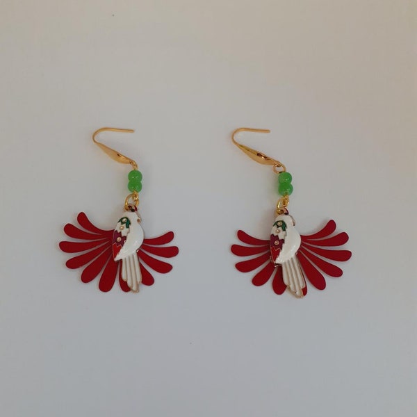 Boucles oreilles vitaminées, perroquets émail blanc sur une feuille dentelée rouge. Bijou fête mamans, anniversaire, été.