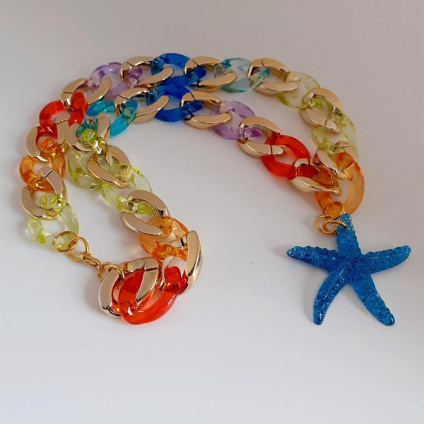 collier chaîne gros maillons, couleur arc-en-ciel, lumineux, pendentif étoile de mer bleu pailleté. Bijou vacances, été, fête des mères.