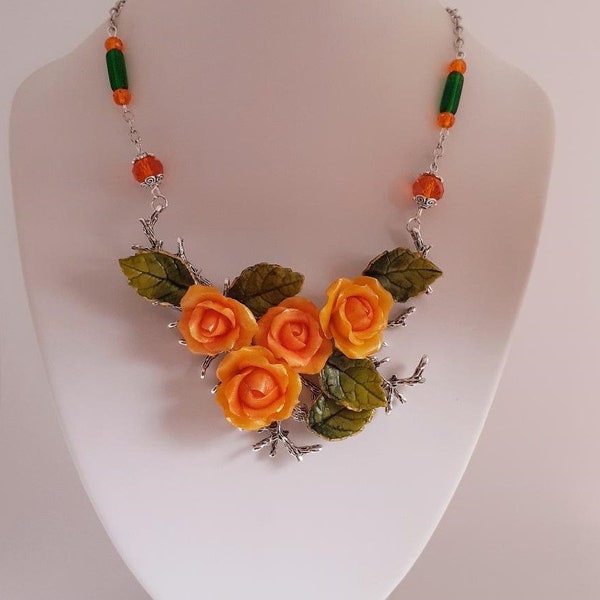 Collier de fleurs oranges et feuilles vertes en porcelaine froide, sur chaîne fantaisie. Bijou cérémonie, mariage, fête des mères.