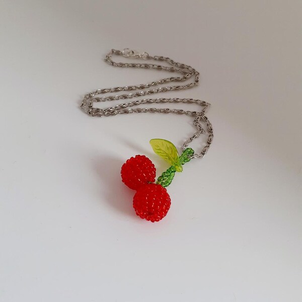 Collier artisanal, chaîne métal fantaisie, pendentif cerises en perles. Bijou Saint Valentin, bijou pour Elle, pour les Mamans.