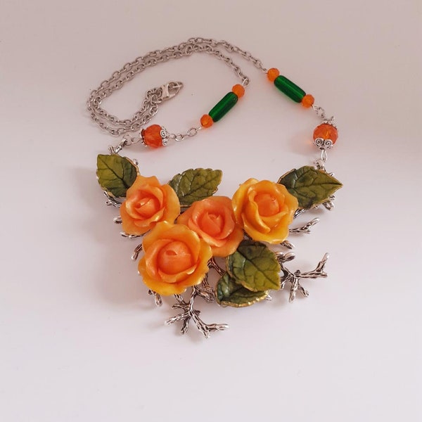 Collier de fleurs oranges et feuilles vertes en porcelaine froide, sur chaîne fantaisie. Bijou cérémonie, mariage, fête des mères.