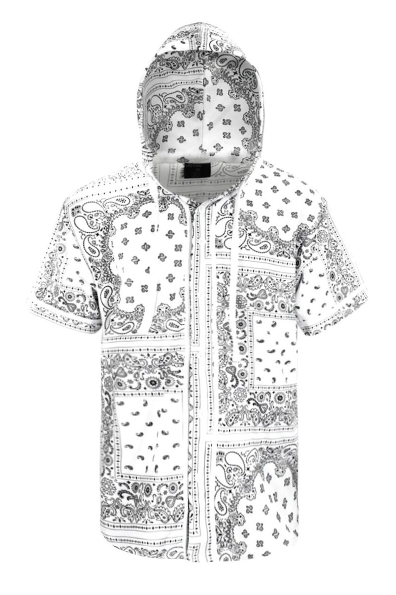 K&ouml;nnte beinhalten: Wei&szlig;es kurz&auml;rmeliges Kapuzenshirt mit schwarzem Paisley-Muster. Das Shirt hat einen durchgehenden Rei&szlig;verschluss und eine Kapuze mit Kordelzug. Das Paisley-Design wiederholt sich auf dem Stoff.