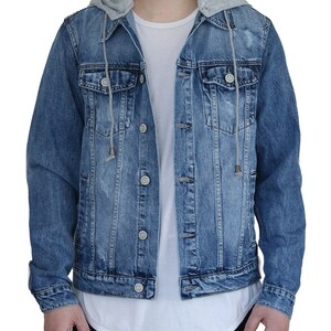 Pu&ograve; includere: Una giacca di jeans blu chiaro con fodera in cappuccio grigia e coulisse. La giacca ha una chiusura con bottoni e due tasche anteriori.