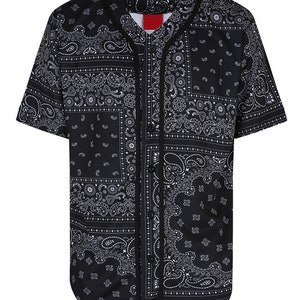 K&ouml;nnte beinhalten: Schwarzes Baseball-Trikot mit wei&szlig;em Paisley-Muster. Das kurz&auml;rmlige Hemd hat eine Knopfleiste vorne und ein rotes Etikett am Kragen. Das Trikot ist aus leichtem Material.