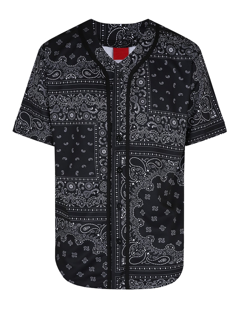 K&ouml;nnte beinhalten: Schwarzes Baseball-Trikot mit wei&szlig;em Paisley-Muster. Das kurz&auml;rmlige Hemd hat eine Knopfleiste vorne und ein rotes Etikett am Kragen. Das Trikot ist aus leichtem Material.