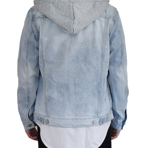 Pu&ograve; includere: Una giacca di jeans blu chiaro con fodera a cappuccio grigia. La giacca ha una chiusura con bottoni e due tasche anteriori.