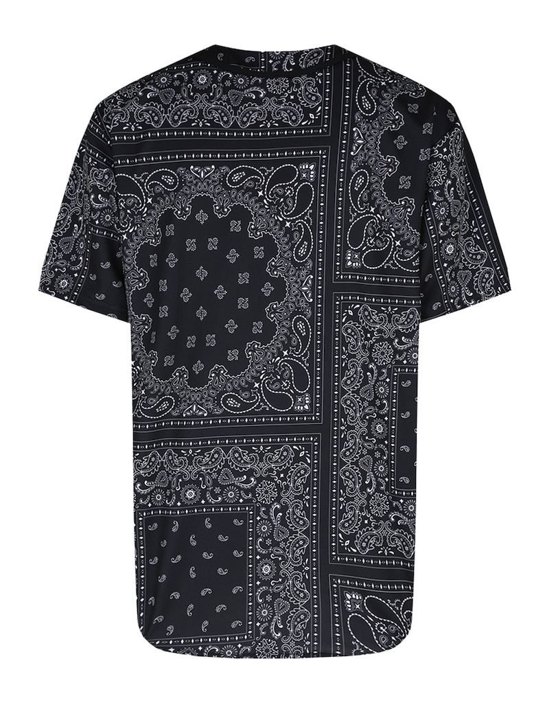 K&ouml;nnte beinhalten: Schwarzes Kurzarm-T-Shirt mit Paisley-Bandana-Muster. Das Shirt hat ein sich wiederholendes Design aus wei&szlig;en Paisley-Motiven auf schwarzem Hintergrund. Das Muster ist im Patchwork-Stil angeordnet und erzeugt ein visuell interessantes Design.