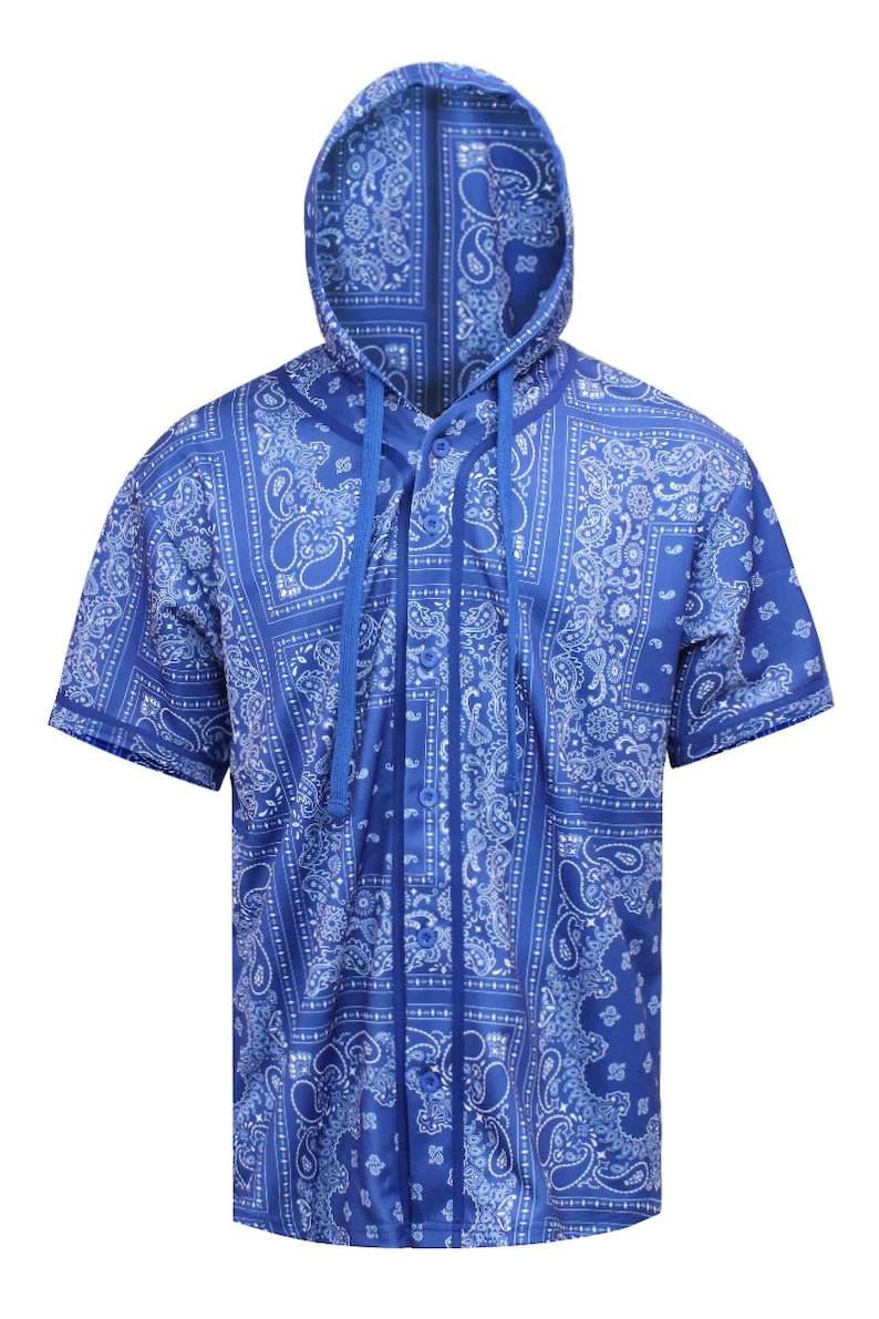K&ouml;nnte beinhalten: Kurz&auml;rmeliges Hemd mit Kapuze und blauem Paisley-Muster. Das Hemd hat eine Knopfleiste und eine Kapuze mit Kordelzug. Der Stoff ist leuchtend blau mit einem wei&szlig;en Paisley-Design.