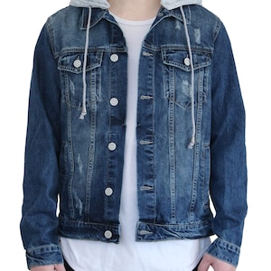Pu&ograve; includere: Una giacca di jeans blu con fodera in cappuccio grigia e dettagli usurati. La giacca ha una chiusura con bottoni e due tasche anteriori.