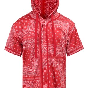 K&ouml;nnte beinhalten: Rotes kurz&auml;rmeliges Hemd mit Kapuze, mit einem wei&szlig;en Paisley-Muster auf rotem Hintergrund. Die Kapuze ist mit dem gleichen Paisley-Stoff gef&uuml;ttert. Das Hemd hat eine Knopfleiste und Kordelz&uuml;ge.