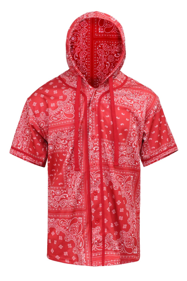 K&ouml;nnte beinhalten: Rotes kurz&auml;rmeliges Hemd mit Kapuze, mit einem wei&szlig;en Paisley-Muster auf rotem Hintergrund. Die Kapuze ist mit dem gleichen Paisley-Stoff gef&uuml;ttert. Das Hemd hat eine Knopfleiste und Kordelz&uuml;ge.