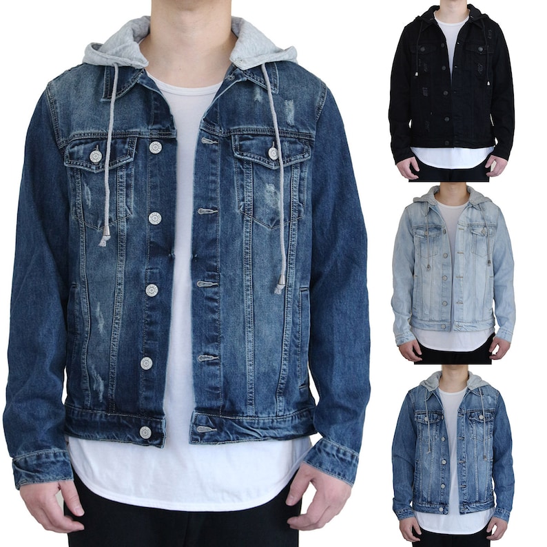 Pu&ograve; includere: Quattro giacche di jeans con cappuccio. Le giacche sono in diverse tonalit&agrave; di blu, tra cui blu chiaro, blu medio e blu scuro. Le giacche hanno un aspetto denim classico con chiusura a bottoni e tasche.