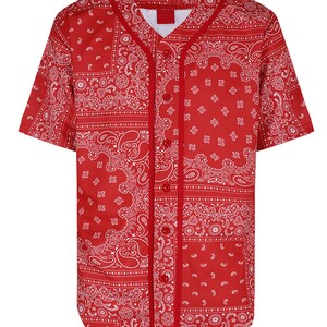 K&ouml;nnte beinhalten: Rotes Baseball-Trikot mit wei&szlig;em Paisley-Muster. Das kurz&auml;rmelige Hemd hat eine Knopfleiste vorne und einen wei&szlig;en Innenkragen. Das Trikot hat eine leuchtend rote Farbe mit einem detaillierten, sich wiederholenden Design.