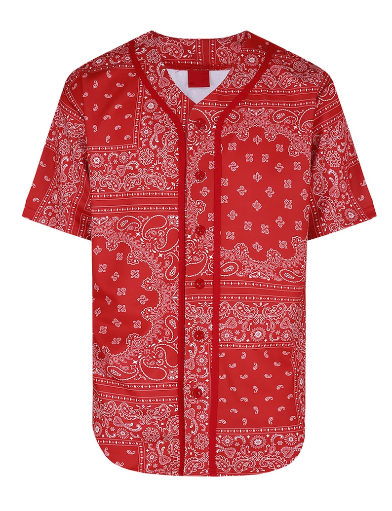 K&ouml;nnte beinhalten: Rotes Baseball-Trikot mit wei&szlig;em Paisley-Muster. Das kurz&auml;rmelige Hemd hat eine Knopfleiste vorne und einen wei&szlig;en Innenkragen. Das Trikot hat eine leuchtend rote Farbe mit einem detaillierten, sich wiederholenden Design.