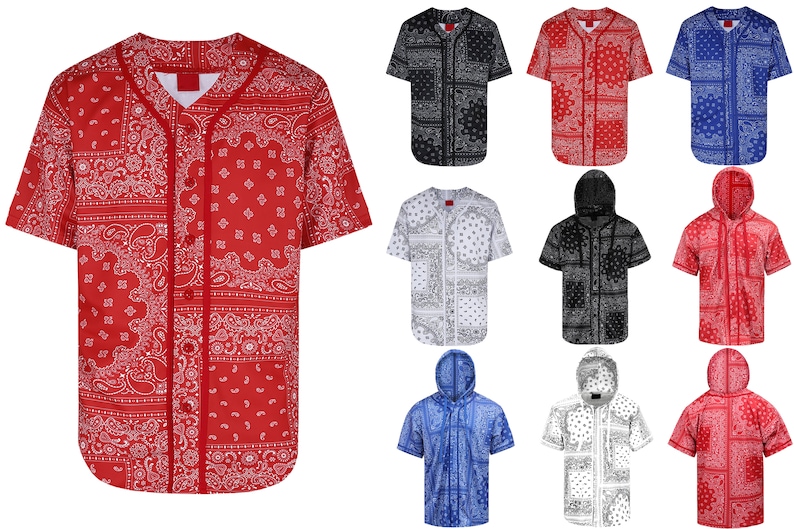 K&ouml;nnte beinhalten: Eine Auswahl an kurz&auml;rmeligen Baseball-Trikots und Kapuzenshirts mit Paisley-Bandana-Muster. Die Trikots sind in Rot, Schwarz, Blau und Wei&szlig; erh&auml;ltlich. Die Hemden haben eine Knopfleiste und einen V-Ausschnitt.
