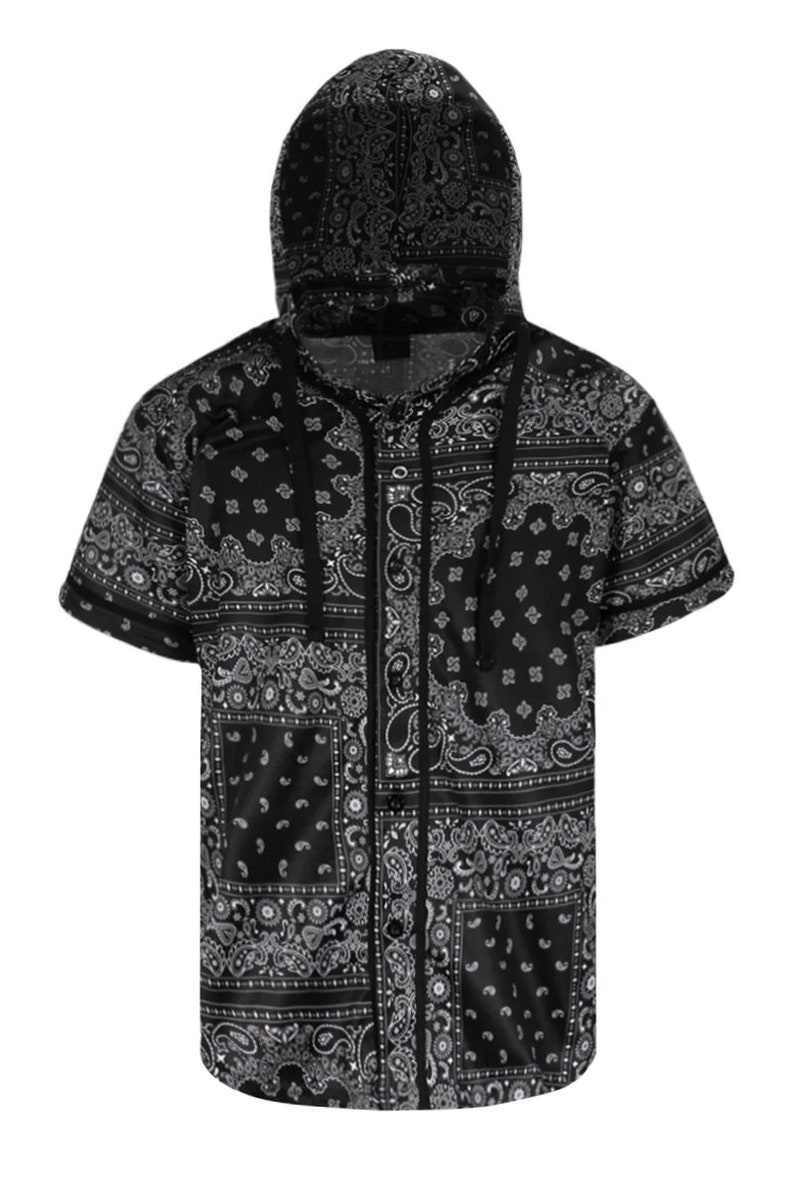 K&ouml;nnte beinhalten: Schwarz-wei&szlig;es Kapuzenshirt mit Paisley-Print und kurzen &Auml;rmeln. Das Shirt hat eine Knopfleiste vorne und eine Kapuze mit Kordelzug. Das Paisley-Muster ist ein klassisches Design, das dieses Shirt zu einer vielseitigen Erg&auml;nzung f&uuml;r jede Garderobe macht.