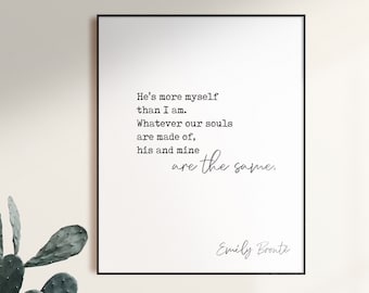 Puede incluir: Una impresión enmarcada con fondo blanco presenta una cita de Emily Brontë en escritura negra: "Él es más yo mismo que yo. De lo que estén hechas nuestras almas, la suya y la mía son iguales."