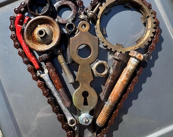 Rzeźba z metalowego serca – przetworzona sztuka industrialna