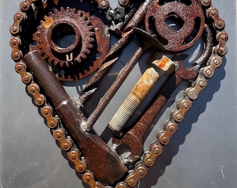 Rzeźba z metalowego serca – rustykalna sztuka z recyklingu