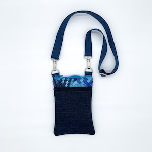 kleine upcycling Tasche als Handtasche für Damen aus blauem Jeansstoff - perfekte Umhängetasche für Handy und Geld mit Wechselgurt