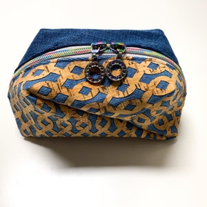 kleine Kosmetiktasche in blau aus Jeans Upcycling und Kork - die perfekte Make-up Tasche in mini zur Aufbewahrung von Kosmetikartikeln