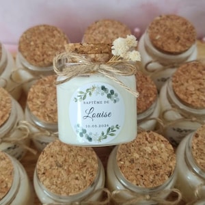 Può includere: Un set di tre tazze in ceramica con finitura opaca e macchiettata. Le tazze sono nei toni del crema, grigio chiaro e grigio scuro. Ogni tazza ha un design semplice e minimalista, ideale per caffè o tè.