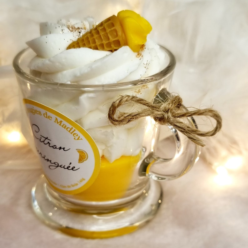 Bougie chantilly cerise, irrésistible dans sa tasse vintage