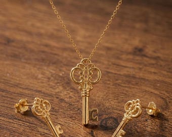 Conjunto de joyas con colgante en forma de llave chapado en oro de 18k y pendientes de plata 925 con diseño de llave, ideal como regalo de cumpleaños para ella.
