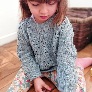 Knitting pattern (Eng) / Patrón de punto (Esp) Elur sweater.  Sizes/Tallas: 12-24 m.- 6-7 a/years