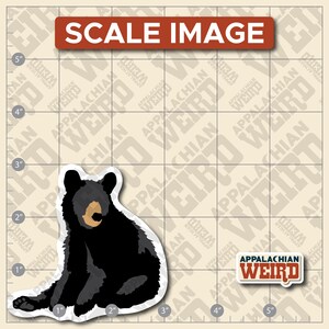 Op de afbeelding: Een sticker met een zwart berenjong in zittende houding. De sticker bevindt zich op een geruit achtergrond met de tekst "Appalachian Weird" die zich herhaalt.