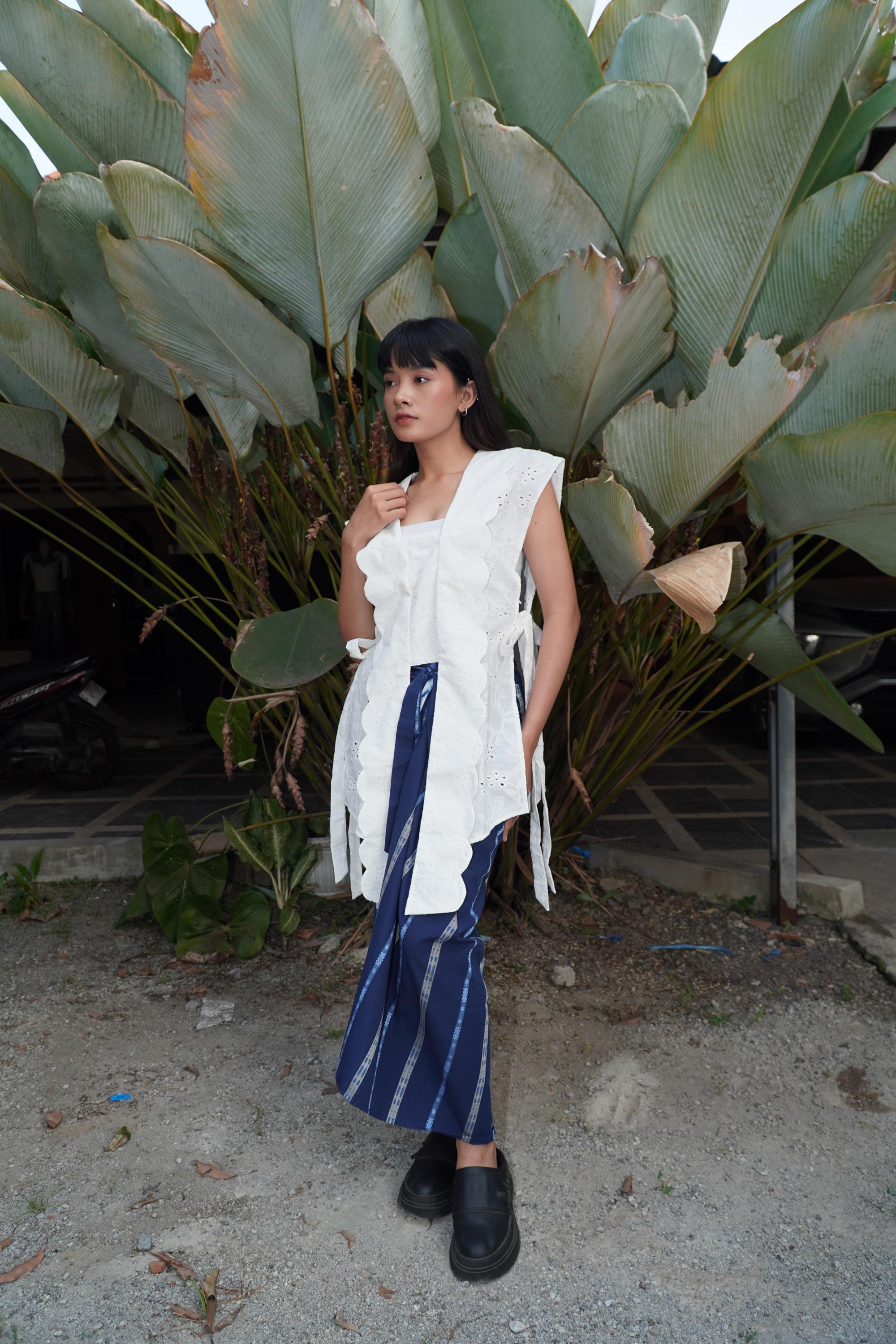 Sleeveless Modern Kebaya – White Embroidered Cotton Top with Adjustable Sides