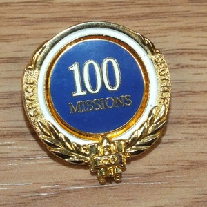 Vintage Boeing 100 Missions Space Shuttle 1981-2000 Collectible Pin / Lapel