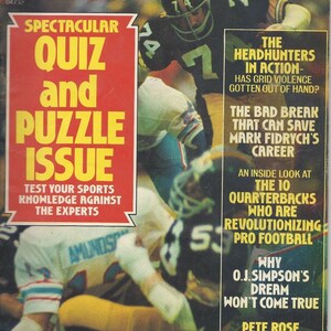 Op de afbeelding: Een tijdschriftcover met een voetbalwedstrijd met de titel "Super Sports" en de tekst "Quiz and Puzzle Issue". De cover toont een close-up van twee voetballers, een in een zwart-geel uniform en de ander in een blauw-wit uniform. De tijdschriftcover bevat ook verschillende koppen over voetbal.