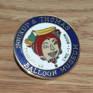 Soukup & Thomas Chic-I-Boom Hot Air Balloon Museum Tyndall SD Collectible Pin