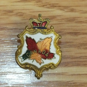 Vintage Gold Tone Canada / Canadian Maple Leaf Crown Collectible Lapel Pin
