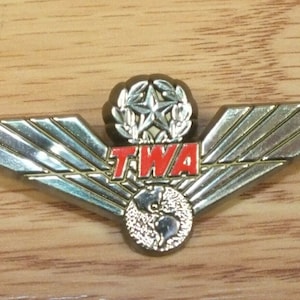 Vintage TWA Trans World Airlines Jr Pilot Kunststoff Flug Flügel Anstecknadel