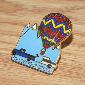 Berge & Lastwagen Landschaft Follow Your Dreams Sammelobjekt Heißluftballon Pin