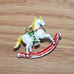 Pin de lapela colecionável vintage JJ White Rocking Horse
