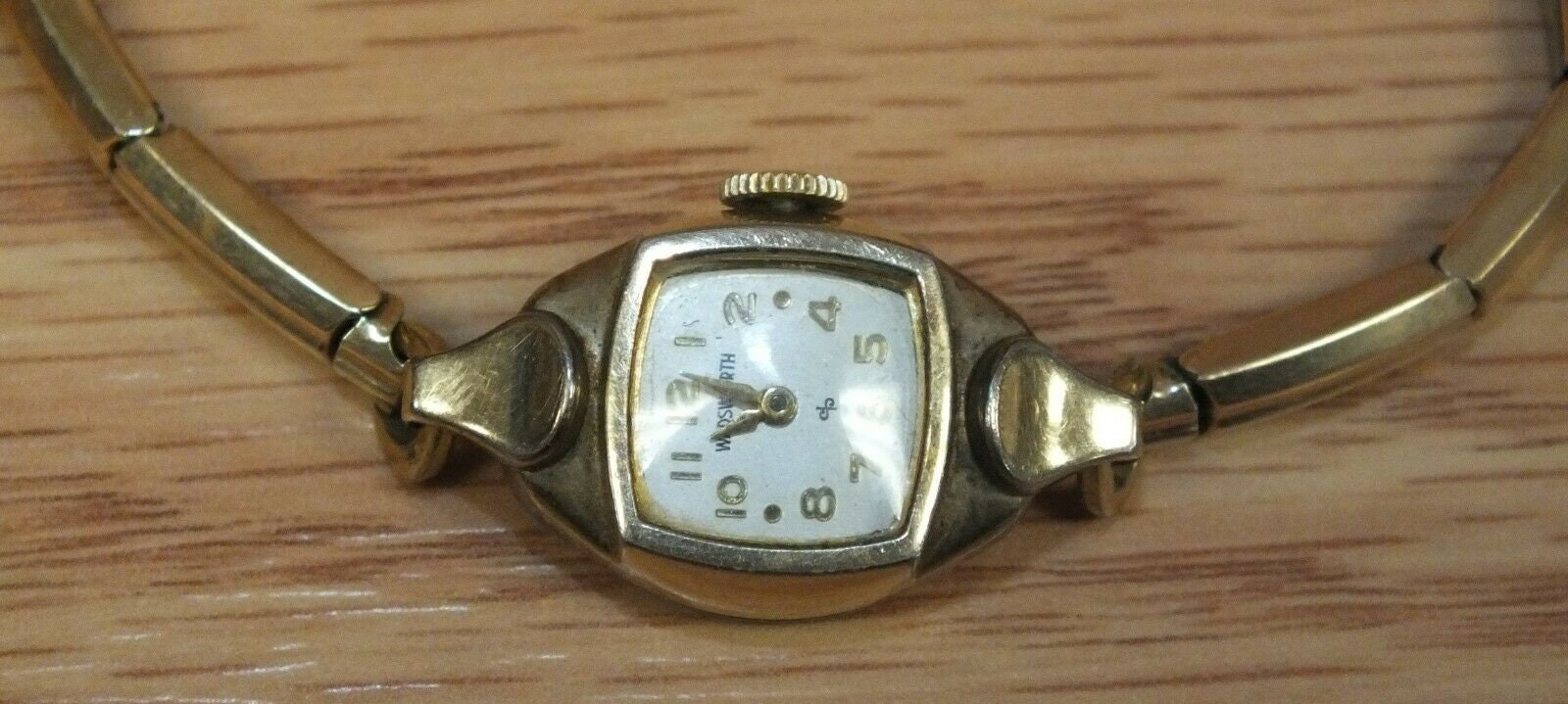 Genuine Vintage Wadsworth Gold Tone Wind up Women