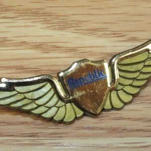 GoldTon Plastic Republic Airline Sammlerstück Junior Pilot Flügel Anstecker Anstecker