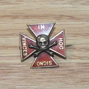 Rare Antique Red & Gold Tone In Hoc Signo Vinces Skull Crossbones Lapel Pin