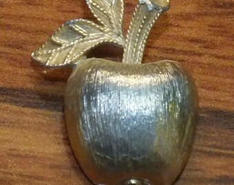 Vintage GoldFarben signierter Avon Kleiner Apfel gebürsteter Textur Pin / Brosche / Revers