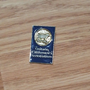 Blue & Gold Tone Ontario Cattlemen&#39;s Association Collectible Souvenir Lapel Pin
