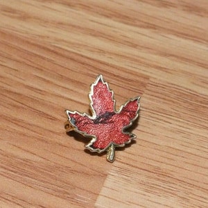 Vintage Breadner Gold Tone Collectible Canada Maple Leaf Souvenir Lapel Pin