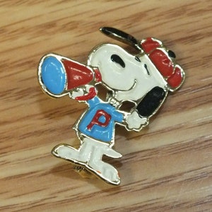 Vintage United Feature Peanuts Snoopy Collectible Pin / Revers