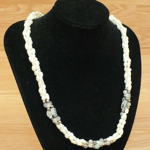 Vintage Faux Pearl With Gold Tone Women&#39;s Collectible Fashion Necklace