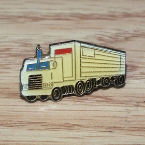 Vintage Enamel Big Rig 18 Wheeler Semi Truck Collectible Souvenir Lapel Pin